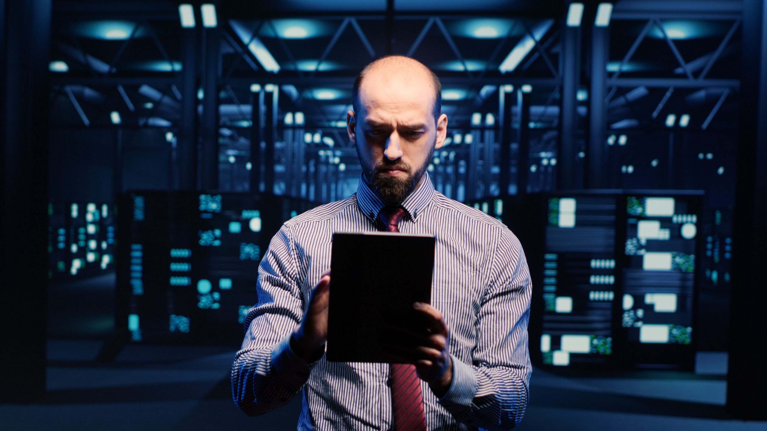 it-manager-technical-support-operator-checking-big-2023-11-27-05-31-05-utc_compressed